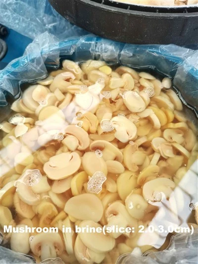Dawb Khawm Mushroom hauv Brine hauv Nruas